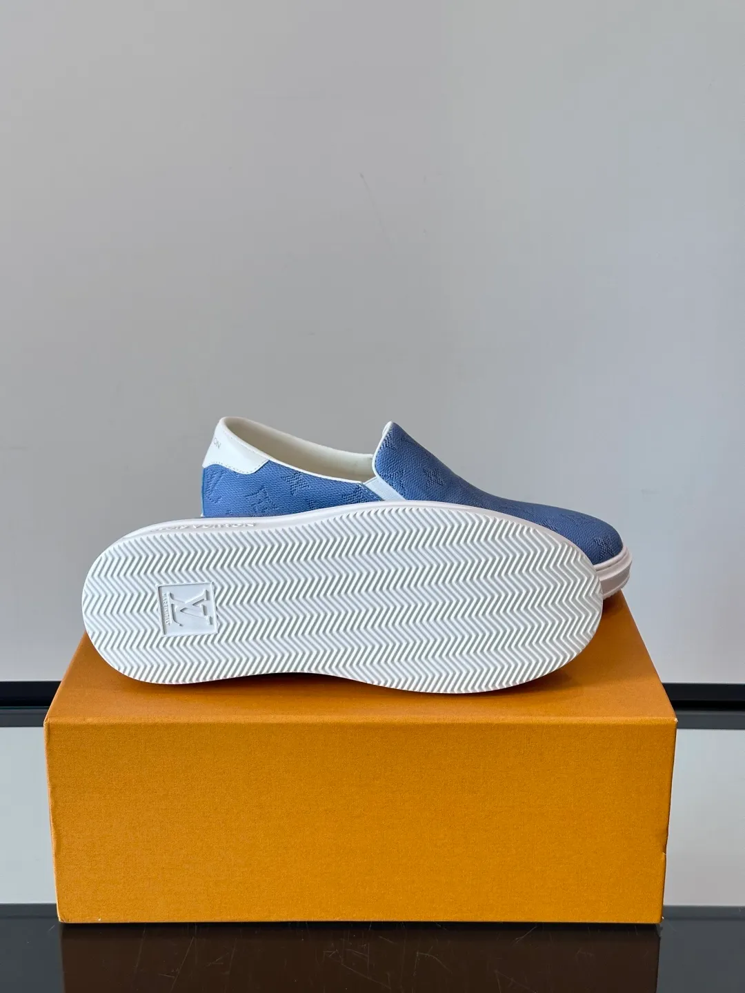 Men's shoes 💰p360 "LOUIS VUITTO＊" Classic presbyopic slip-on loafers are made of classic Damier Gra men's shoes 💰phite canvas, with LV logo embellishment on the shoe body, leather straps decorated with LV metal logo buckles, smooth calf leather trim, and Monogram flower rubber outsole, full of youthful vitality and elegance. Blake craftsmanship and hand-stitched uppers cleverly establish recognition, and the standard sheepskin lining provides a comfortable and soft foot feel! Size: 38-44